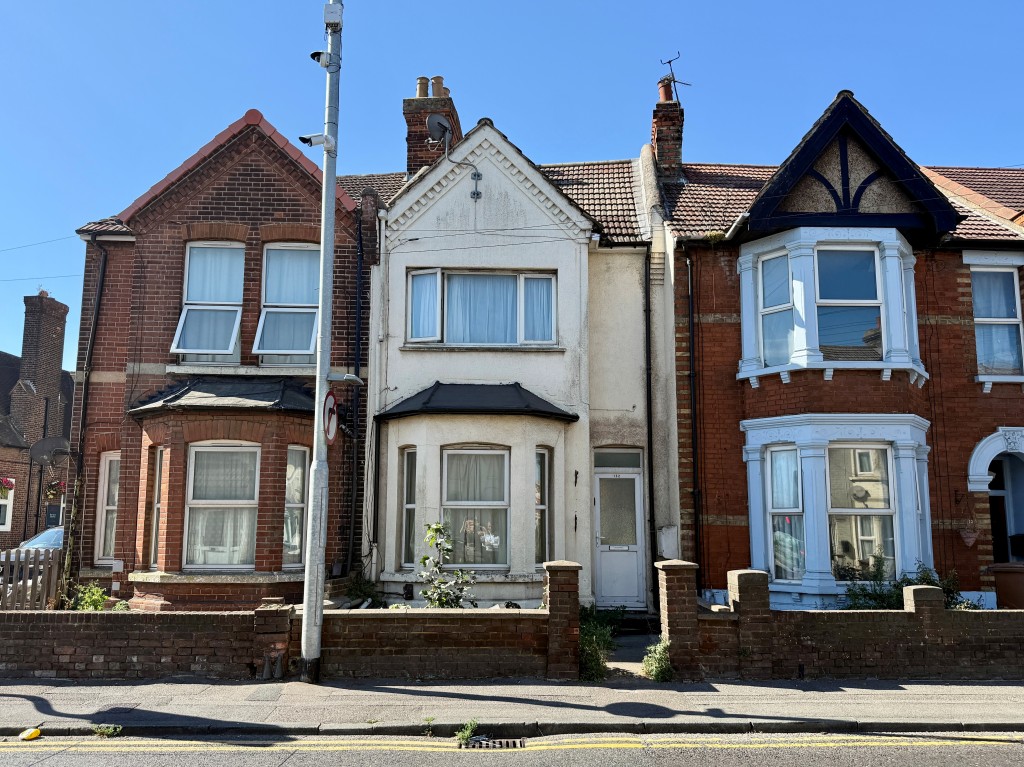 Lot: 223 - PAIR OF TWO-BEDROOM FLATS FOR INVESTMENT - Pair of flats